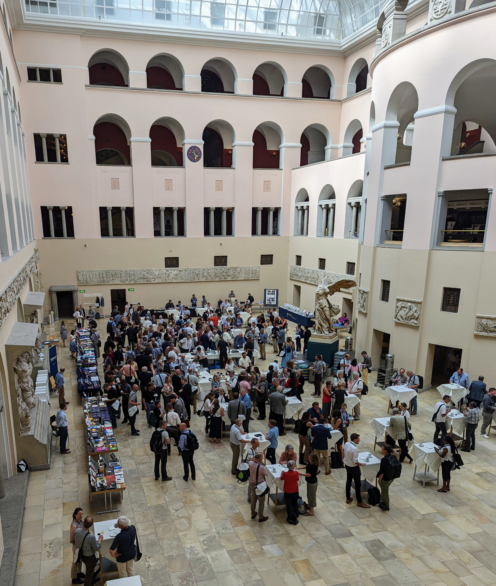 Teilnehmer:innen des IOSOT-Kongresses im Lichthof der Universität Zürich.